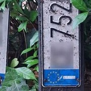 Da una pozza riemergono 10 targhe, sul web si cercano i legittimi proprietari