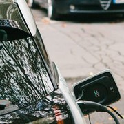 Solo l'1% di chi ha un'auto elettrica tornerebbe al motore a benzina