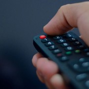 Dialoghi più chiari in TV: le regolazioni che fanno la differenza