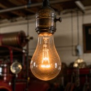 Una lampadina è accesa da oltre un secolo: ecco il vero segreto della sua durata