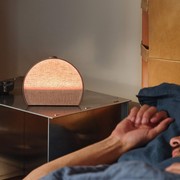 Niente smartwatch o anelli smart: Sleep Clock controlla come dormi dal comodino