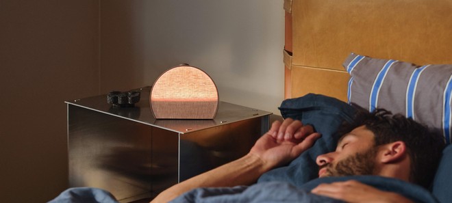 Anteprima: Niente smartwatch o anelli smart: Sleep Clock controlla come dormi dal comodino
