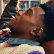 Accuse di AI slop e commenti negativi per i contenuti sugli auricolari CMF Clip 