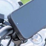 Usare lo smartphone come navigatore in moto può costare fino a 1000 euro di mult