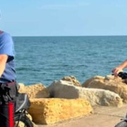 Carabinieri in e-bike: tra i turisti in spiaggia c'è un "Arma" in più