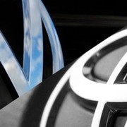 Più auto con meno dipendenti, i numeri Toyota che "scuotono" Volkswagen