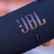 JBL Charge 5: lo speaker bluetooth è a metà prezzo su Amazon