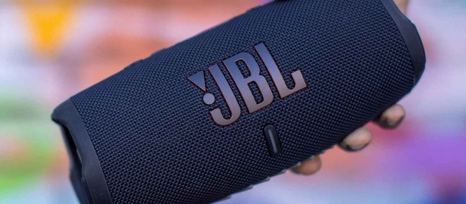 Anteprima: JBL Charge 5: lo speaker bluetooth è a metà prezzo su Amazon