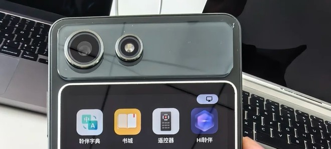 Anteprima: Hisense A10 si mostra dal vivo: comè lo smartphone eink con LCD rimovibile