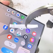 Samsung Galaxy Z Fold8: come sempre, JerryRigEverything ci va giù pesante