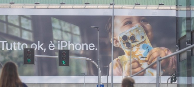 Anteprima: Un iPhone in mano a un bimbo di due anni: la pubblicità che divide Milano