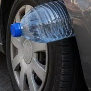 Truffa della bottiglia nel parcheggio: cos'è e come evitarla
