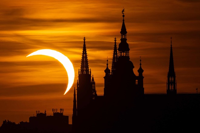 Anteprima: Il Sole scompare: le foto più spettacolari delleclissi 2026