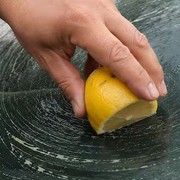 Strofinare un limone sul parabrezza: tutti i rischi del "rimedio" contro gli ins