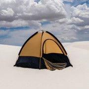 Elettricità gratis: ecco la tenda che produce energia per caricare lo smartphone