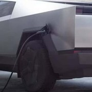 Lascia la Tesla Cybertruck collegata alla corrente per due settimane: succede l&