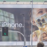 Apple nella bufera: rimuove la pubblicità col bambino a Milano dopo le polemiche