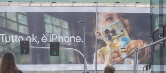 Anteprima: Apple nella bufera: rimuove la pubblicità col bambino a Milano dopo le polemiche