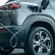 Auto elettriche, polemica in Belgio: bandite dai parcheggi sopraelevati dei supe