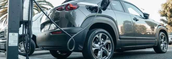 Auto elettriche, polemica in Belgio: bandite dai parcheggi sopraelevati dei supermercati