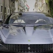 Abbandona una Ferrari Roma a un incrocio: mistero a Brescia
