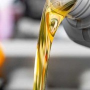 Carenza forniture olio motore, interessate anche Stellantis, Volkswagen e Toyota