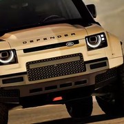 Defender Dakar, dalla sabbia alla strada con 635 CV: può persino saltare