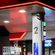 Benzina quasi regalata in Polonia, i tedeschi fanno la fila al confine per fare 