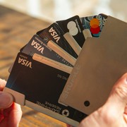 Non buttare la carta scaduta ancora intera: in alcuni casi può ancora pagare