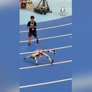 Robot umanoidi, due curiosi malfunzionamenti alla fiera cinese | VIDEO