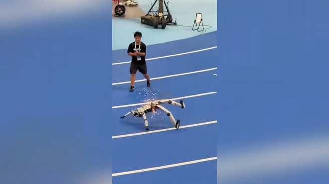 Anteprima: Robot umanoidi, due curiosi malfunzionamenti alla fiera cinese | VIDEO