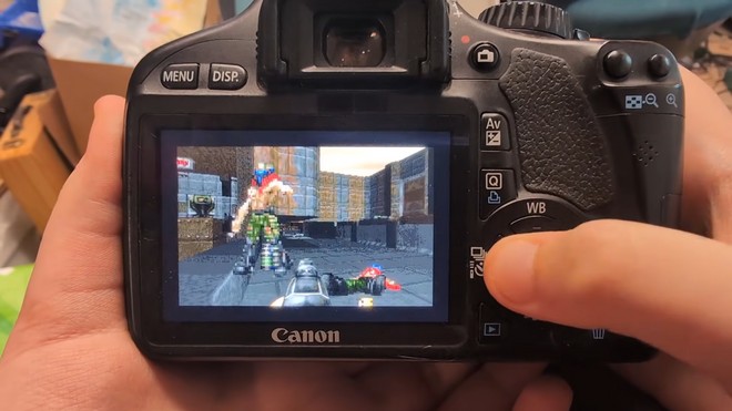 Anteprima: Doom gira anche su una fotocamera Canon di 15 anni fa, e pure bene