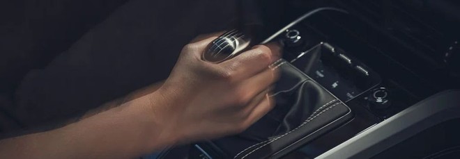Copertina: Il ritorno del cambio manuale, perché le supercar riscoprono il terzo pedale