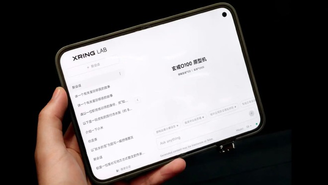 Anteprima: Xiaomi 18 Fold si mostra in foto: design a passaporto e chip proprietario XRing O3