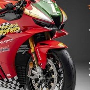 Honda e McGuinness, 30 anni al TT celebrati con una Fireblade limitatissima