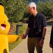 Tim Cook incontra Pikachu all'Apple Park: no, non è un video AI