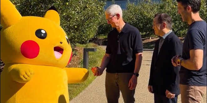 Anteprima: Tim Cook incontra Pikachu all'Apple Park: no, non è un video AI