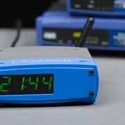 Un orologio digitale tributo ai router Linksys WRT, con ESP32