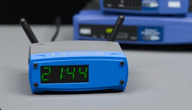 Anteprima: Un orologio digitale tributo ai router Linksys WRT, con ESP32