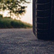 Auto elettriche e SUV rovinano le strade? La verità sul degrado dell'asfalt