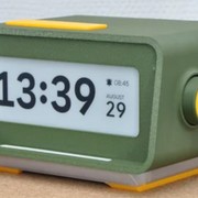 Via lo smartphone dal comodino, e si costruisce una sveglia ESP32 con e-ink