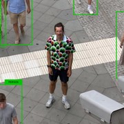 Una camicia (brutta) che sfida la sorveglianza AI: l'idea di Simon Weckert