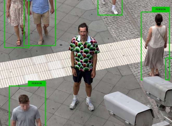 Una camicia (brutta) che sfida la sorveglianza AI: l'idea di Simon Weckert