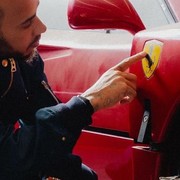 Lewis Hamilton fa rinascere una iconica Ferrari ferma da oltre 30 anni in un gar
