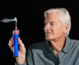 Lo spazzolino elettrico secondo Dyson: "vede" i denti e spruzza il collutorio | Prezzo