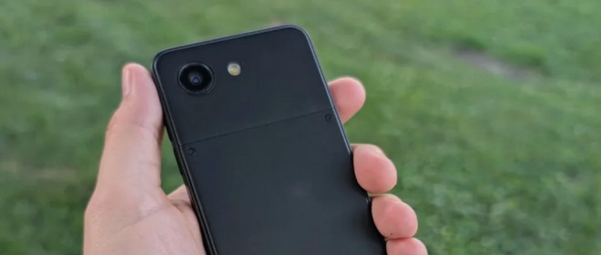 Anteprima: Enough Phone è l'erede spirituale degli iPhone "Mini": le specifiche
