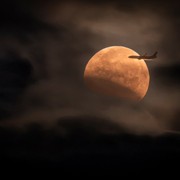 Un aereo attraversa la Luna durante l?eclissi: la foto è spettacolare