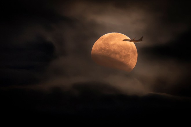 Anteprima: Un aereo attraversa la Luna durante leclissi: la foto è spettacolare