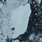 Gigantesco iceberg resiste all'impatto con Joe Island