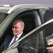 Putin guida la "nuova" Volga: ma sotto la scocca c'è un'auto cinese